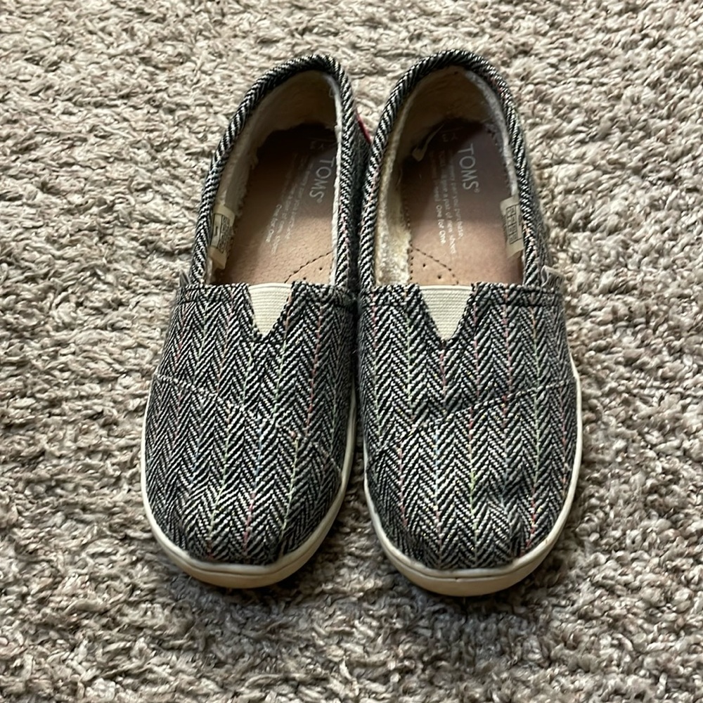TOMS kids sneakers. Size 3Y